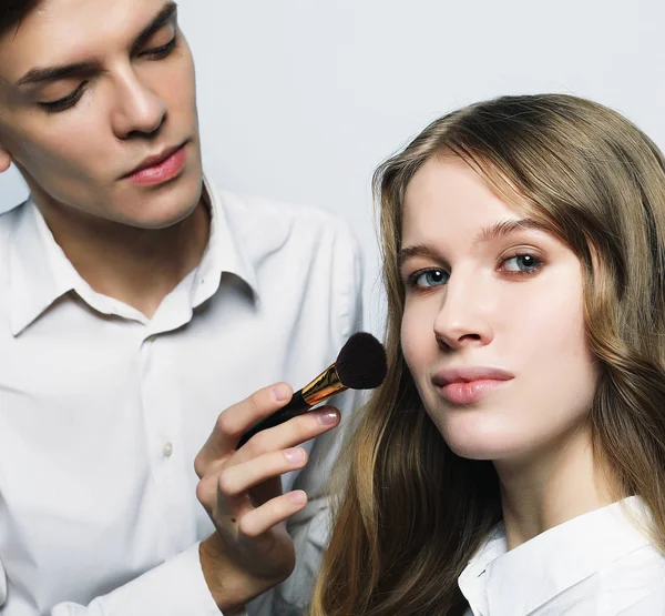 Make-up artista fazendo maquiagem menina bonita, conceito de beleza e — Fotografia de Stock