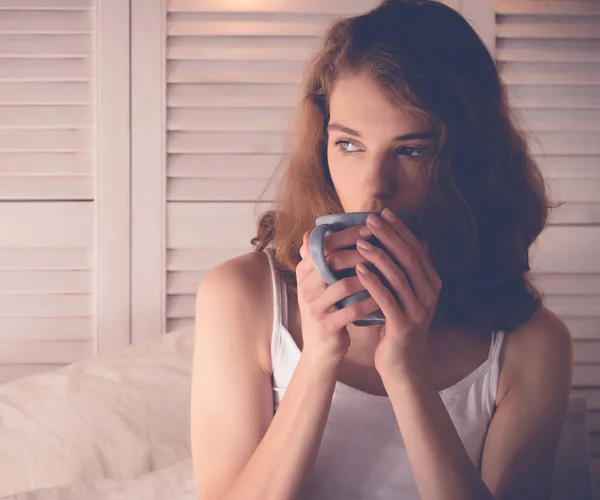 Mulher bonita bebendo um café em sua cama. Conceito de estilo de vida . — Fotografia de Stock