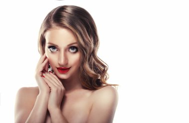 Dudakları kırmızı dudaklı ve sarı kıvırcık saçlı bir kadın..