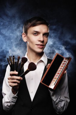 Profesyonel makyaj sanatçısı Studio, poz tutan bir palet