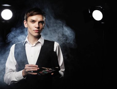 Profesyonel makyaj sanatçısı Studio, poz tutan bir palet