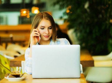 Cafe 'de dizüstü bilgisayar kullanan bir iş adamı. Genç ve güzel bir kız.