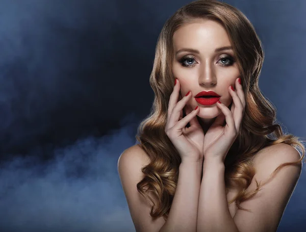 Schönes Model-Mädchen mit langen lockigen Haaren und roten Lippen. roter mani — Stockfoto