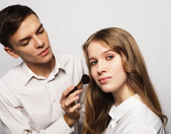Make-up-Artist macht Make-up schöne Mädchen, Beauty-Konzept und — Stockfoto