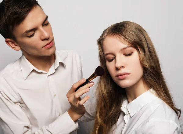 Concepto de belleza: Maquillador haciendo maquillaje — Foto de Stock