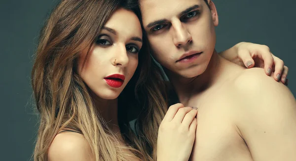 Moda e persone concetto: servizio fotografico di moda di una coppia sexy — Foto Stock
