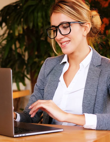 Üzletasszony dolgozik a Laptop a kávézóban. Fiatal üzleti w — Stock Fotó