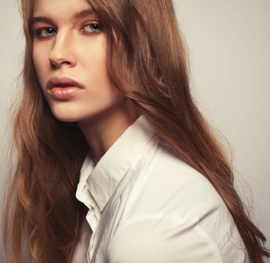 Sağlıklı Saçlı Güzel Sarışın Kız Portresi