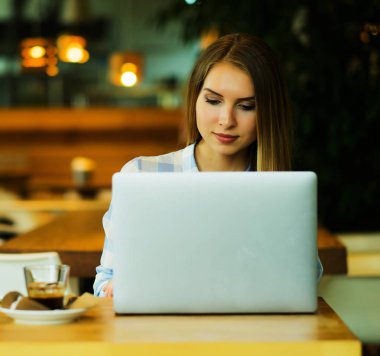 yaşam tarzı ve insanlar kavramı: klavyede yazarak kız