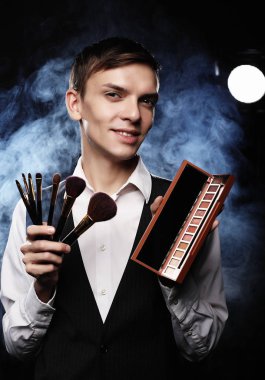 Profesyonel makyaj sanatçısı Studio, poz tutan bir palet