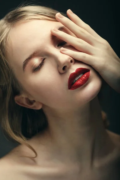 Beauty face of young woman, red lips make-up, clean skin. — Stock Photo, Image