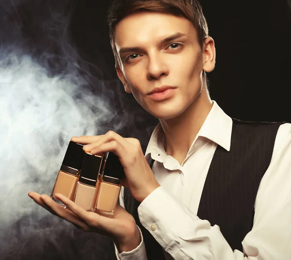 Joven maquillador masculino posando con base para maquillaje o —  Fotos de Stock