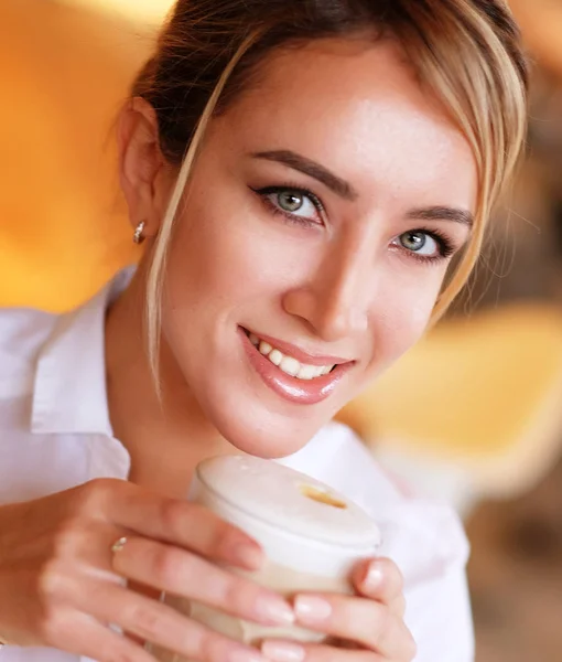 Blond woman drinking coffee in the morning at restaurant — Stock Photo, Image