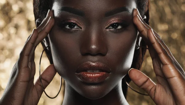 Retrato de sensual jovem mulher africana contra fundo dourado — Fotografia de Stock