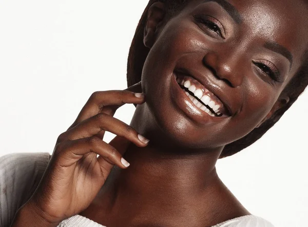 Portret pięknej młodej kobiety czarny, śmiejąc się z bliska — Zdjęcie stockowe