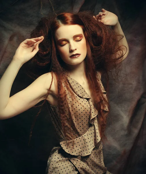 髪型、赤とロマンチックな美しい女の子のファッションの肖像画 — ストック写真