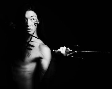 Asyalı çocuk silah ile