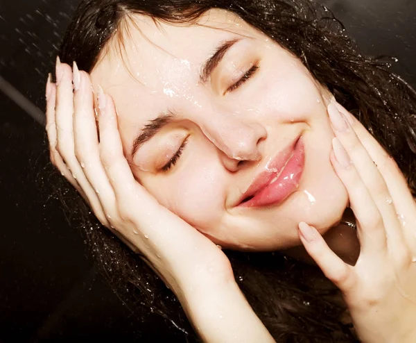 Mädchen unter der Dusche — Stockfoto