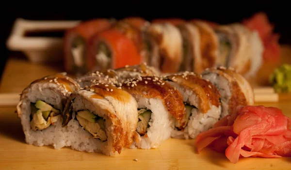 Des sushi. Des rouleaux. gros plan — Photo