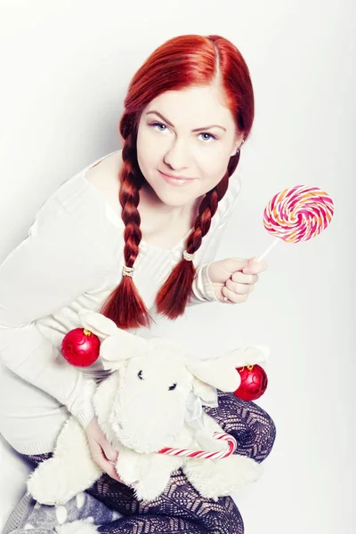 Jeune femme rousse avec jouet de cerf . — Photo