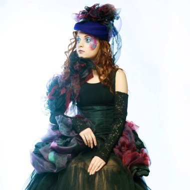 Yaratıcı makyajlı karnaval kıyafetli genç bir manken..