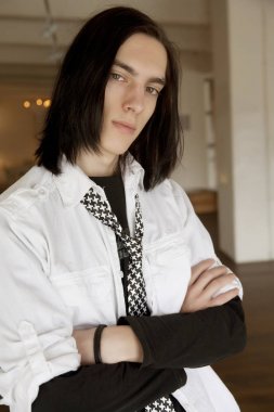 karanlık uzun saçlı adam