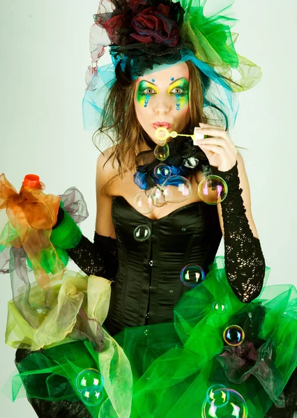 創造的な化粧石鹸泡を吹くとファッションモデル — ストック写真