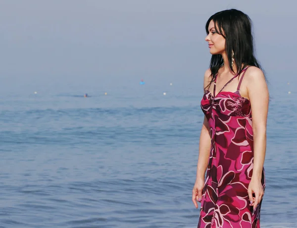 Mujer joven en el mar en verano —  Fotos de Stock