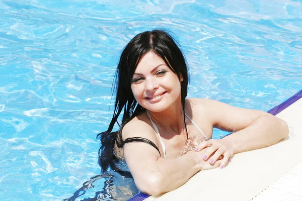 年轻性感的女人在游泳池 — 图库照片