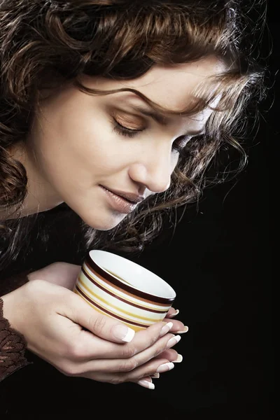 Mulher bonita beber café — Fotografia de Stock