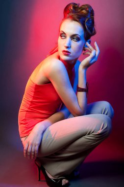 genç moda model stüdyoda poz