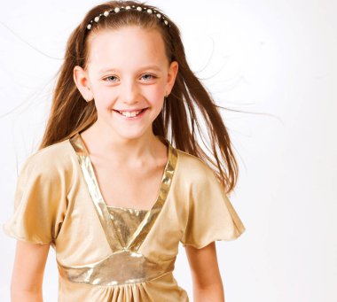 Beyaz arka plan üzerinde küçük kız