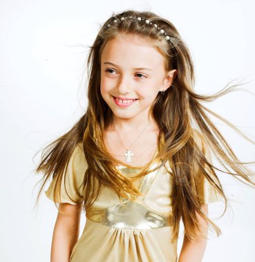 Beyaz arka plan üzerinde küçük kız