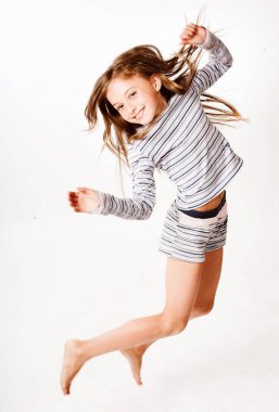 Kız beyaz arka planda zıplıyor