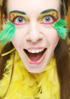 Yaratıcı görünüşlü bir kızın yüzüne yaklaş.