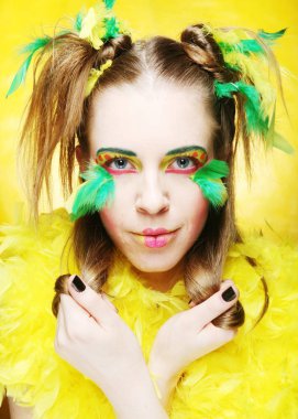 Yaratıcı görünüşlü bir kızın yüzüne yaklaş.