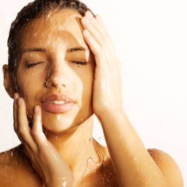 kadının yüzü ile su damlası