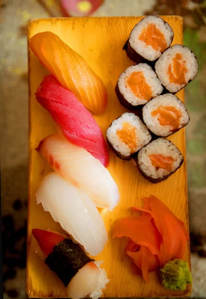 Leckeres Sushi im japanischen Restaurant — Stockfoto