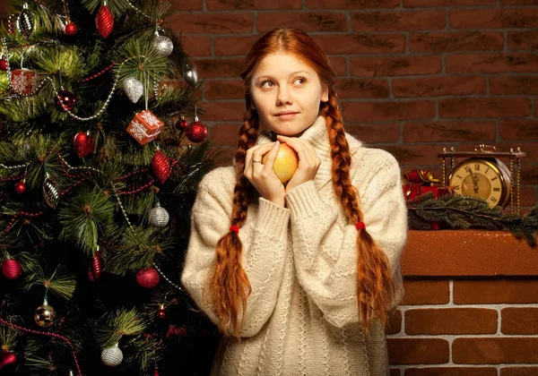 Dişileştirilmiş Noel kadın zekâ elma. — Stok fotoğraf