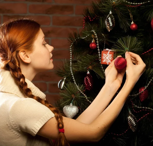Kız evi iç Noel ağacı süslemeleri — Stok fotoğraf