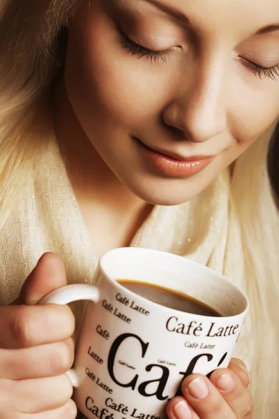 Mulher bonita bebendo café de perto — Fotografia de Stock