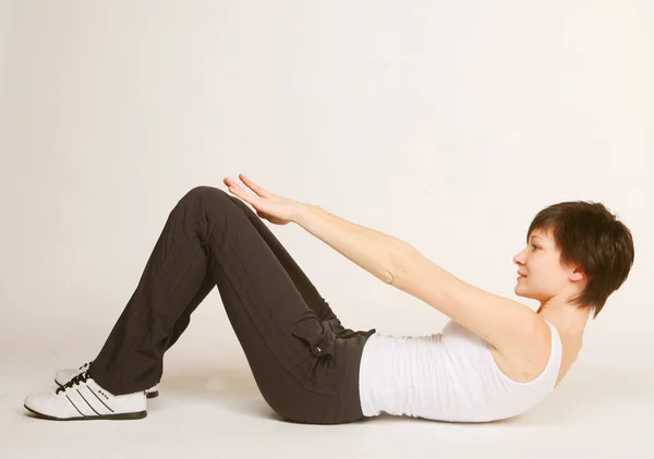 Kvinna göra stretching motion på gymmet — Stockfoto