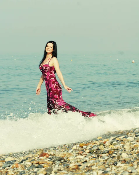 바다 해변에서 분홍색 드레스 여자 — 스톡 사진