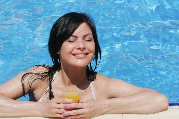 Ung kvinna vid en pool — Stockfoto