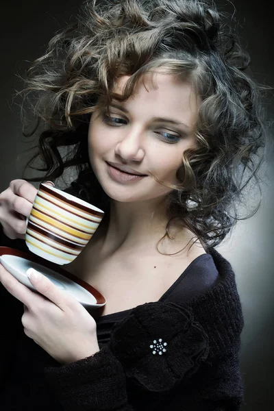 美人コーヒーを飲む — ストック写真