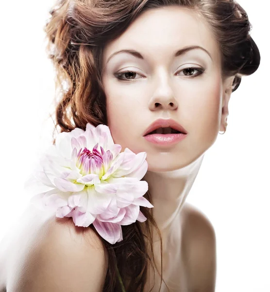 Femme avec de grandes fleurs roses — Photo