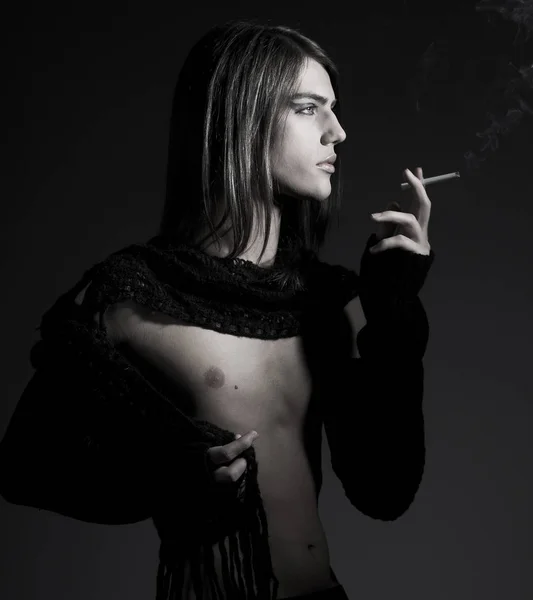 Moda masculino fumar — Fotografia de Stock