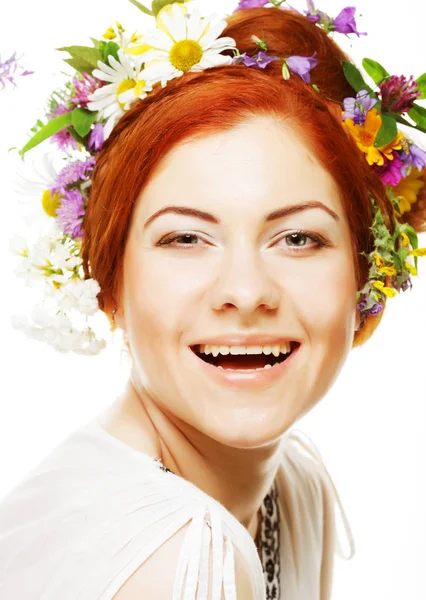 Donna con grande acconciatura e fiori nei capelli . — Foto Stock