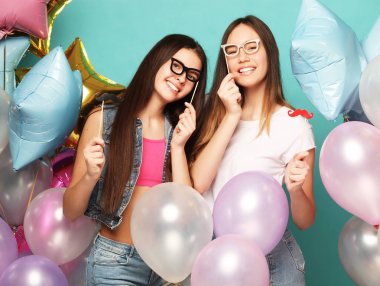 Yaşam tarzı, arkadaşlar ve insanlar konsepti: hippi kızların en iyi arkadaşı