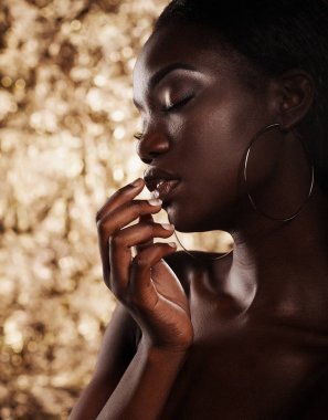 Moda studio bir olağanüstü güzel Afro-Amerikan model altın arka plan üzerinde kapalı gözlerle portresi